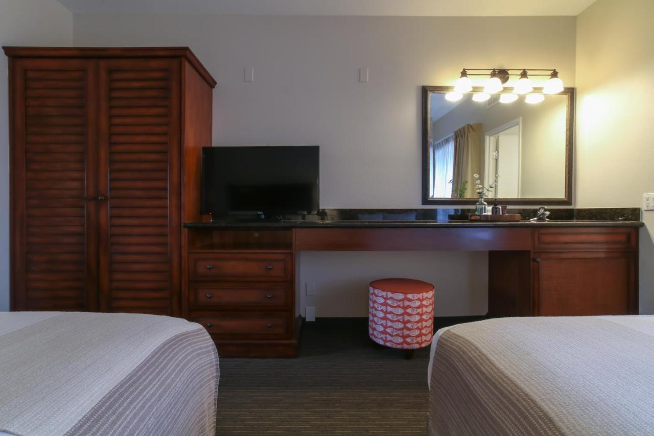 Two Room Family Suite 2 Queen Sleeper Sofa,1096013577:JPEG
